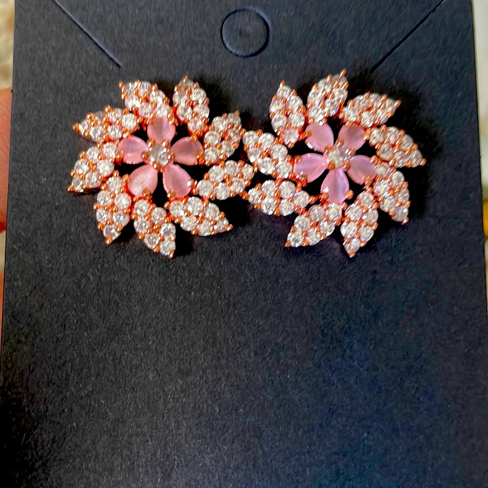 Beautiful pink flower stud earrings NWOT